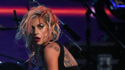 Lady Gaga sur scène aux Grammy Awards, à Los Angeles, le 12 février 2017, lors d'une performance avec le groupe Metallica
 (Valérie Macon / AFP)