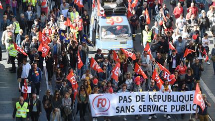 Des adhérents&nbsp;du syndicat Force ouvrière (FO), lors de la&nbsp;journée de mobilisation de la fonction publique, le 10 octobre 2017 à Bordeaux (Gironde). (MEHDI FEDOUACH / AFP)