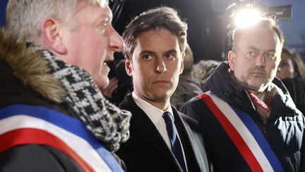 Le maire de Saint-Omer, François Decoster, à droite, au côté du nouveau Premier ministre, Gabriel Attal, le 9 janvier 2024 à Clairmarais (Pas-de-Calais). (LUDOVIC MARIN / POOL)