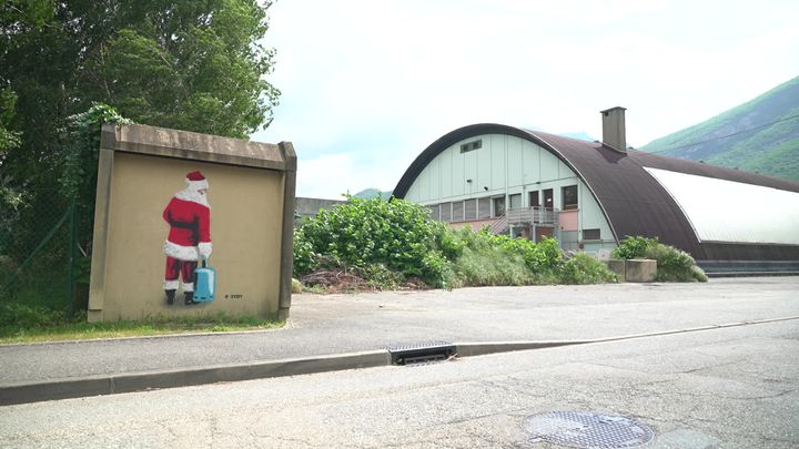 Un Père Noël avec sa bonbonne de gaz...L'évocation de la crise énergétique. (France 3 Alpes)