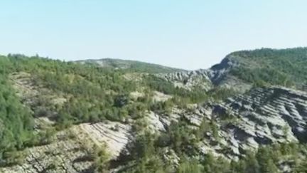 Les équipes de France Télévisions vous emmènent sur les sentiers des terres noires dans les Alpes du Sud, véritables terrains de jeu des adeptes du VTT. (FRANCE 2)