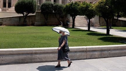 Eine Frau schützt sich am 5. Juli 2023 im Zentrum von Athen, Griechenland, vor der sengenden Sonne.