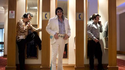 Des sosies d'Elvis Presley posent avant de concourir lors du championnat d'Europe d'Elvis &agrave; Birmingham (Royaume-Uni), le 6 janvier 2012. (BEN STANSALL / AFP)