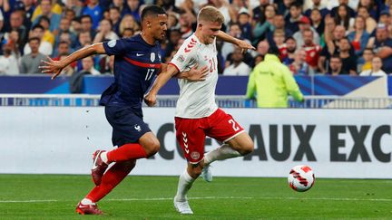 Andreas Cornelius, à la lutte avec William Saliba sur le deuxième but danois, le 3 juin 2022. (GEOFFROY VAN DER HASSELT / AFP)