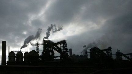 Image d'Epinal de l'économie ukrainienne : une usine sidérurgique fumante. Mais l'Ukraine dispose d'autres atouts que le charbon et l'acier. (ALEXANDER KHUDOTEPLY / AFP)