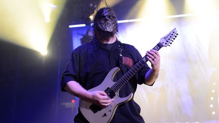 Mick Thomson, le guitariste du groupe de heavy metal Slipknot, le 28 novembre 2014 lors d'un concert &agrave; Chicago (Etats-Unis). (DANIEL BOCZARSKI / REDFERNS / GETTY IMAGES)