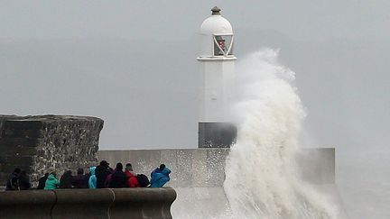 Le gros de la temp&ecirc;te va frapper la Grande-Bretagne, dans la nuit de dimanche &agrave; lundi 28 octobre. D&eacute;j&agrave;, les vents violents ont balay&eacute; la c&ocirc;te dimanche, comme ici &agrave;&nbsp;Porthcawl. (GEOFF CADDICK / AFP)