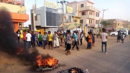 Des manifestants dans les rues de Khartoum après l'offensive de militaires au Soudan, le 25 octobre 2021. (RASD SUDAN NETWORK / ANADOLU AGENCY / AFP)