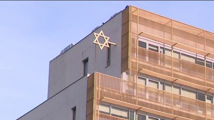 L'annonce de l'attaque du Hamas contre Israël, samedi 7 octobre, a créé un sentiment de stupeur au sein de la communauté juive en France. La sécurité a été renforcée autour des synagogues et écoles juives.