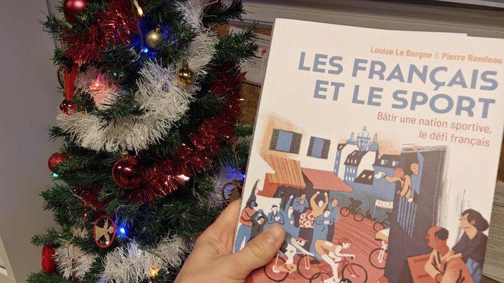 Un exemplaire du livre "Les Français et le sport", publié en 2024 chez les éditions du Cherche midi. (FRANCEINFO: SPORT)