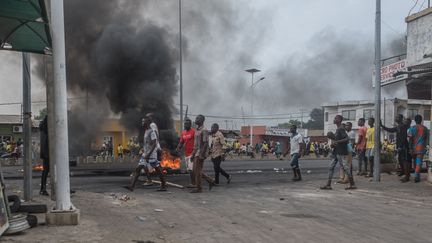 Après les&nbsp;élections du 28 avril 2019, des Béninois manifestent dans le quartier de l'ancien président&nbsp;Thomas Yayi Boni à Cotonou, le 2 mai 2019. (YANICK FOLLY / AFP)