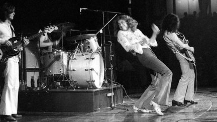 Led Zeppelin sur scène au Royal Albert Hall de Londres en 1970. Au premier plan, John Paul Jones, Robert Plant et Jimmy Page
 (Ray Stevenson / Rex Fea / Rex / Sipa)