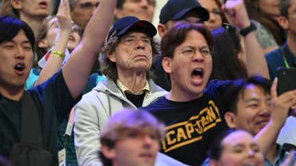 Very focused, British singer Sir Mick Jagger of the Rolling Stones when everything is happening around him. He was attending the fencing competitions during the Paris 2024 Olympic Games at the Grand Palais, in Paris, on July 27, 2024. (FABRICE COFFRINI / AFP)