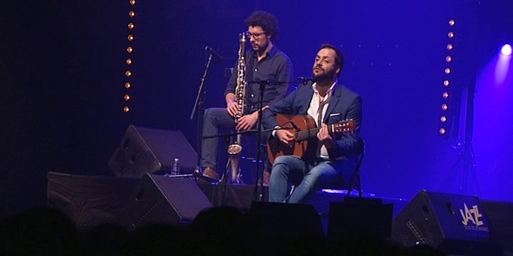 Antonio Zambujo s'est produit sur la scène du festival "Jazz Sous les Pommiers" le 20 mai, entouré de ses musiciens.
 (France 3 / Culturebox)