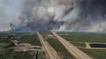 Vue aérienne de la Highway 63, au sud de Fort McMurray, en Alberta (Canada). (REUTERS)