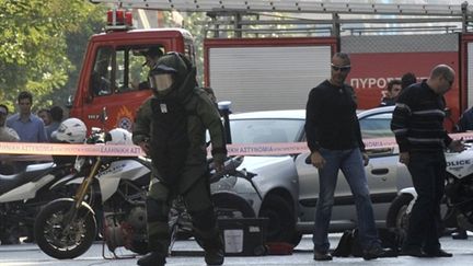 Un artificier de la police grecque, à Pangrati un quartier d'Athènes, le 1er novembre 2010 (AFP PHOTO / LOUISA GOULIAMAKI)