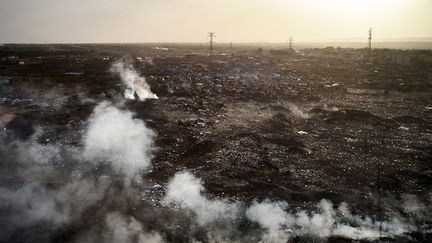 Normalement Faladié "est une zone non-constructible en raison de sa proximité avec l’aéroport de Bamako occupée occasionnellement par des éleveurs de passage au marché au bétail", précise le site Afribone. Mais quand les réfugiés arrivent au camp de Faladié, ils pensent voir au premier abord une décharge. "Ici, la fumée qui s’échappe des ordures s’invite directement dans les abris faits de plastique, de vieux sacs et tissus récupérés sur les tas d’ordures. N’ayant pas d’autres solutions, c’est sur ces tas d’ordures qu’ils font aussi leurs besoins naturels", explique le site malien Benbere. Les personnes déplacées sont obligées de brûler les déchets, mais il est très difficile d’éteindre un feu en ces lieux, il couve toujours quelque part. Il arrive que des tentes s’embrasent et la fumée est toxique. &nbsp;&nbsp; (MICHELE CATTANI / AFP)