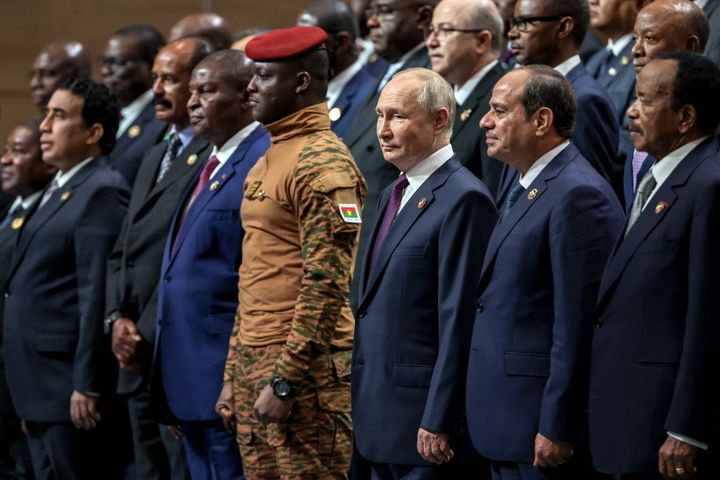 Vladimir Poutine et des dirigeants africains lors du deuxième sommet Russie-Afrique à Saint-Pétersbourg (Russie), le 28 juillet 2023. (MIKHAIL TERESHCHENKO / TASS HOST PHOTO AGENCY / AFP)