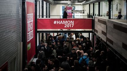 Benoît Hamon a choisi un espace "clair", "populaire" et "branché", à l'image de sa campagne, "transparente". (PHILIPPE LOPEZ / AFP)