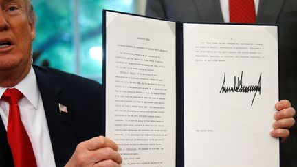 Le président américain, Donald Trump, lors de la signature du décret mettant&nbsp;fin à la séparation des familles de migrants à la frontière avec le Mexique,&nbsp;le 20 juin 2018. (YURI GRIPAS / REUTERS)