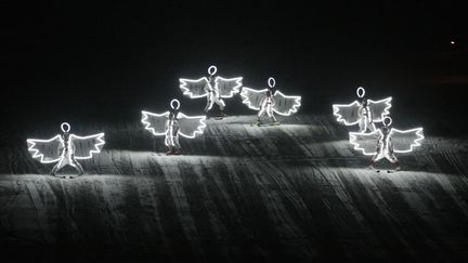 Descente &agrave; ski nocturne lors d'un&nbsp;festival &agrave;&nbsp;Zheleznogorsk (Russie), le 2 mars 2013. (ILYA NAYMUSHIN / REUTERS)