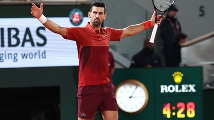 Après 4h28 de combat et une fin à 3 heures du matin, le tenant du titre Novak Djokovic s'impose au bout de la nuit face à Lorenzo Musetti, dans le match le plus tardif de l'histoire du tournoi. (EMMANUEL DUNAND / AFP)