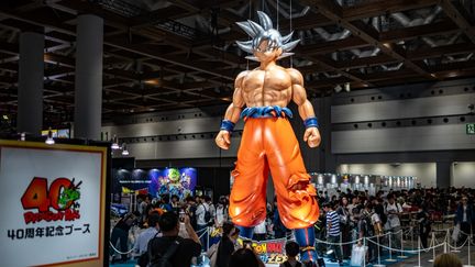 Des visiteurs à l'exposition "Dragon Ball Daimatsuri" au Tokyo Big Sight, le 6 octobre 2024. (PHILIP FONG / AFP)