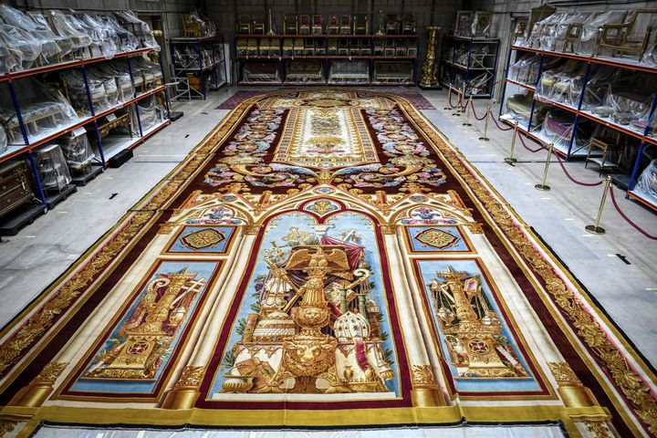 Le tapis de Notre-Dame de Paris, crée sous Louis-Philippe, a été sauvé et va être restauré (ici dans les réserves du Mobilier national à Paris, le 12 septembre 2019) (STEPHANE DE SAKUTIN / AFP)