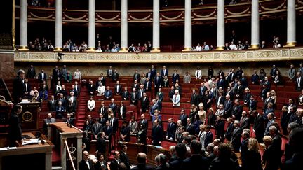 Les députés ont observé une minute de silence en mémoire des victimes de l'attaque commise à la préfecture de police de Paris, mardi 8 octobre 2019, à l'Assemblée nationale. (PHILIPPE LOPEZ / AFP)