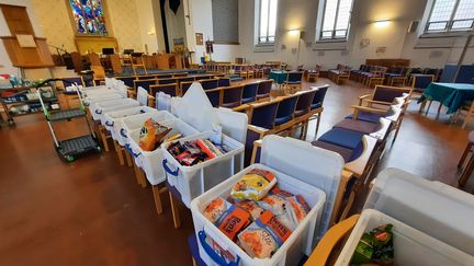 La préparation d'une distribution alimentaire dans une église de Bristol au Royaume-Uni, le jeudi 25 août. (AGATHE MAHUET / RADIO FRANCE)