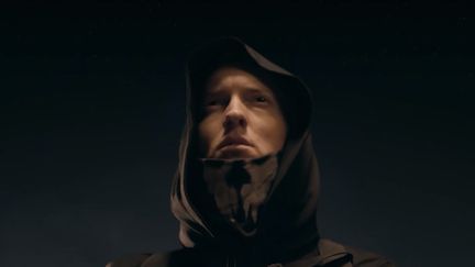 Eminem dans le clip de Survival.
 (Saisie écran)