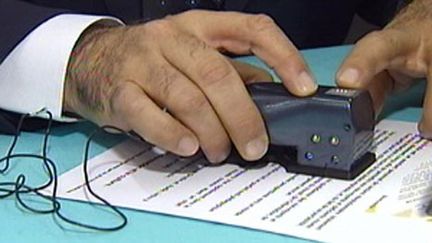 Le "Top braille", appareil de poche permettant de lire en braille dans 7 langues différentes. (France 2)