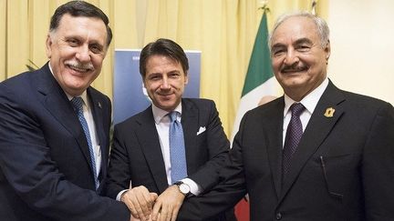 Le Premier ministre italien, Giuseppe Conte au centre, pose avec ses invités libyens, son homologue Fayez al-Sarraj (G) et le chef de l'Armée nationale Libyenne Khalifa Haftar (D), en marge de la conférence internationale de Palerme, en Sicile, le 13 novembre 2018. (Document/Bureau de presse du Palazzo Chigi/AFP)