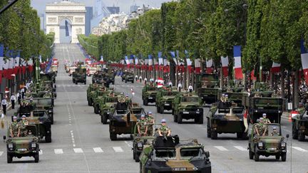 D&eacute;fil&eacute; militaire traditionnel sur l'avenue des Champs-Elys&eacute;es &agrave; Paris, le 14 juillet 2012. (BERTRAND GUAY / AFP)