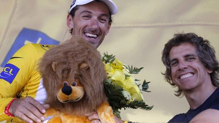 R&eacute;unis sur le podium &agrave; Montpellier (H&eacute;rault) en 2009, le maillot jaune port&eacute; par le Suisse Fabian Cancellara (G) et l'acteur am&eacute;ricain Ben Stiller. (CHRISTOPHE ENA / AP / SIPA)