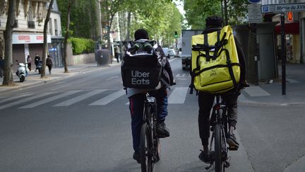 Deux livreurs à vélo dans les rues de Paris, en mai 2020. (VICTOR VASSEUR / FRANCE-INFO)