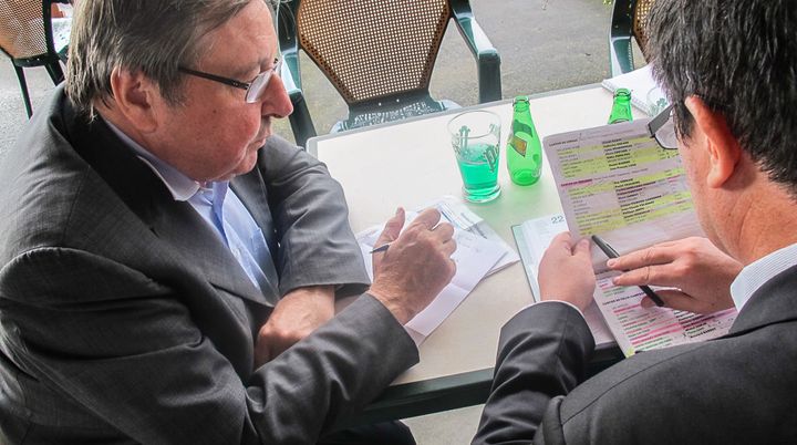 S&eacute;ance de travail &agrave; la terrasse d'un caf&eacute;, &agrave; Ussel (Corr&egrave;ze), entre Claude Nougein et son assistant, le 18 septembre 2014. (ARIANE NICOLAS / FRANCETV INFO)