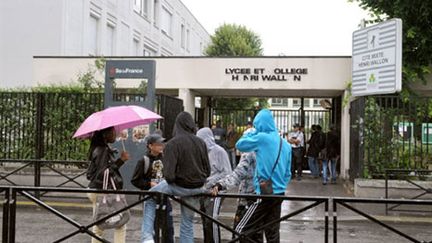 Des élèves attendent, le 09 juin 2010, devant le lycée Henri Wallon à Aubervilliers où a eu lieu l'agression d'un élève. (AFP - Miguel Medina)