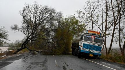 Un camion a fait une sortie de route près de Diu (Inde), le 18 mai 2021, après le passage du cyclone Tauktae. (PUNIT PARANJPE / AFP)