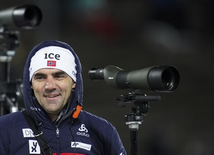 L'entraîneur de tir de la Norvège Siegfried Mazet lors du relais hommes d'Östersund (Suède), le 7 décembre 2019. (ALEXANDER VILF / SPUTNIK VIA AFP)