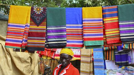 Un stand de vente de tissus, sur le march&eacute; d'un camps de r&eacute;fugi&eacute;s de Kyangwali, dans l'ouest de l'Ouganda, le 25 mars 2014.&nbsp; (REUTERS )