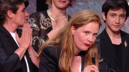 Pour son film "Anatomie d'une chute", Justine Triet est devenue la troisième réalisatrice à décrocher la Palme d'or au Festival de Cannes, samedi 27 mai. (FRANCEINFO)