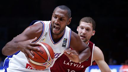 la rage du capitaine Boris Diaw face à la Lettonie (SEBASTIEN NOGIER / EPA)