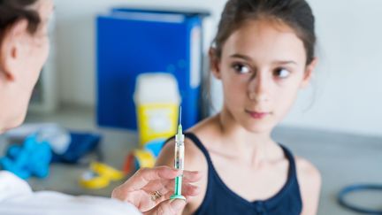 Une fillette de 12 ans reçoit le vaccin Gardasil à Paris en 2019. (VOISIN / PHANIE / AFP)