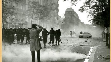 Les archives de la préfecture de police de Paris montrent les journées de mai de l'autre côté des barricades. Les affiches des Beaux-Arts, des documents, des livres et des images de Paris-Match ou des agences Gamma-Rapho-Keystone montrent le contexte social, culturel et politique de l'année 1968, où la France a connu sa plus grande grève générale de tous les temps. Avec aussi le travail de l'artiste argentin Marcelo Brodsky. Ici, Manifestation du 6 mai 1968. Reportages sur les barricades construites par les étudiants. Service de la mémoire et des Affaires culturelles. Avec l’aimable autorisation de Préfecture de Police de Paris. 
