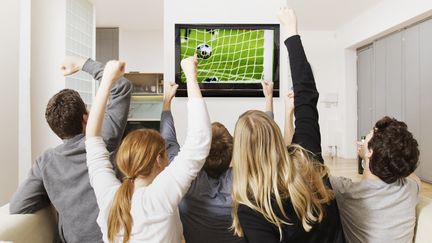 Pr&eacute;parez vos soir&eacute;es foot avec nos calendriers de diffusion des matchs. (JOHN RENSTEN / THE IMAGE BANK / GETTY IMAGES)