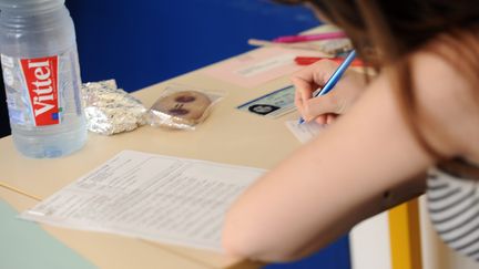 Une lycéenne pendant une épreuve du bac 2017, dans le Jura. (Photo d'illustration) (PHILIPPE TRIAS / MAXPPP)