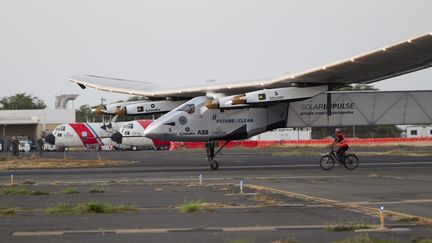 L'avion Solar Impulse 2, le 3 juillet 2015, &agrave; Hawa&iuml; (Etats-Unis). (EUGENE TANNER / AFP)