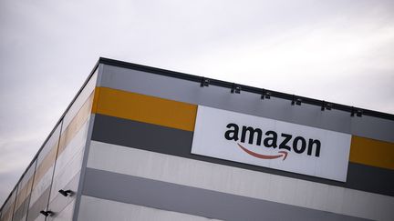 Le logo d'Amazon est affiché sur ses locaux de Brandizzo (Italie), le 22 mars 2021. (MARCO BERTORELLO / AFP)