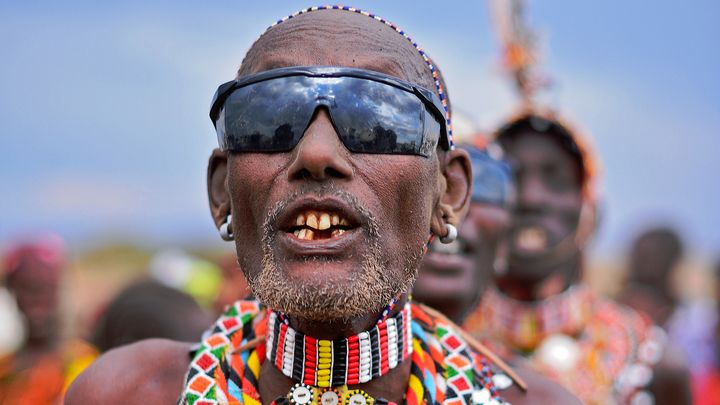 Un homme de la tribu Rendile observe l'eclipse depuis le parc nationale Sibiloi, au Kenya, &nbsp;le 3 d&eacute;cembre 2013. (CARL DE SOUZA / AFP)